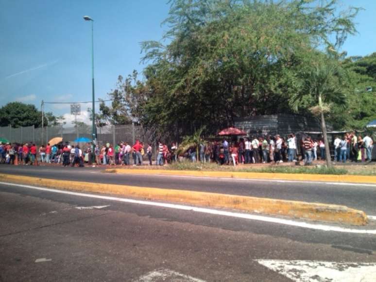 <p>Pessoas fazem fila fora do Shopping Zona Rental Plaza Venezuela, enquanto esperam que as portas se abram. A cena j&aacute;&nbsp;se tornou&nbsp;comum e as filas chegam a tomar v&aacute;rias ruas</p>