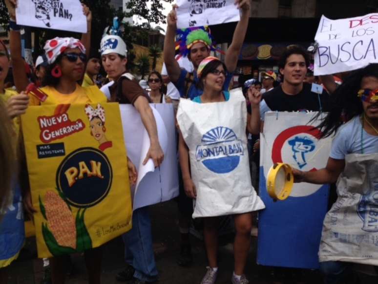<p>Manifestantes se fantasiam de&nbsp;produtos em falta na Venezuela e participam de protestos&nbsp;da oposi&ccedil;&atilde;o desde o dia 12 de fevereiro. Na imagem,&nbsp;as marcas de identifica&ccedil;&atilde;o de farinha de milho, a&ccedil;&uacute;car e leite</p>