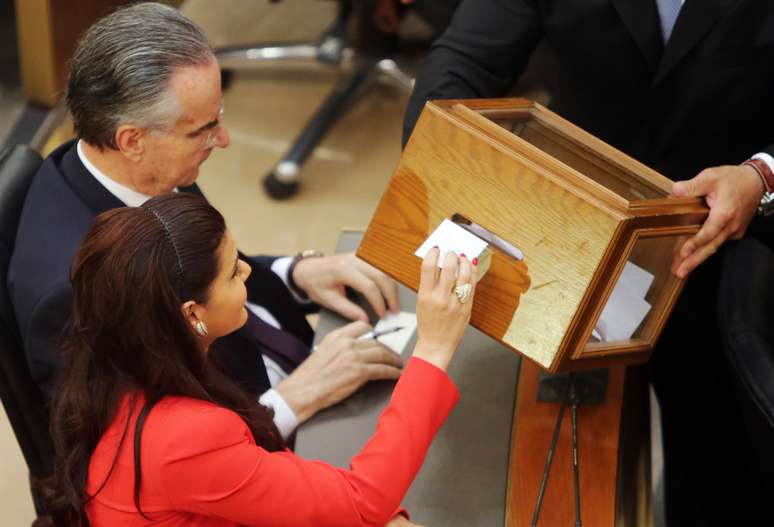<p>Membros do parlamento depositam os seus votos para eleger o novo presidente libanês, no último dia 23. Eleição não foi concluída</p>