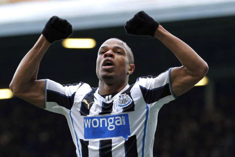 Loic Remy pertence ao Queens Park Rangers, mas está emprestado ao Newcastle, da Inglaterra