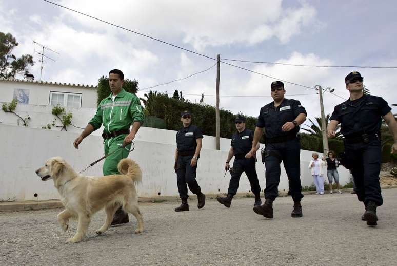 <p>Policiais usam cães farejadores para procurar Madeleine, próximo ao hotel onde ela estava hospedada na Praia da Luz, sul de Portugal, em 4 de maio de 2007   </p>