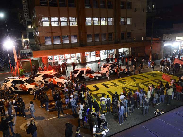 Cerca de 500 manifestantes, segundo a PM, interditam a rua Tuiuti, no Tatuapé, zona leste de São Paulo, contra a Copa