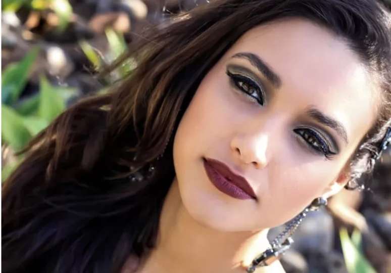Débora Nascimento - A parte frontal do cabelo tem degradê de comprimento para não deixar aspecto pesado