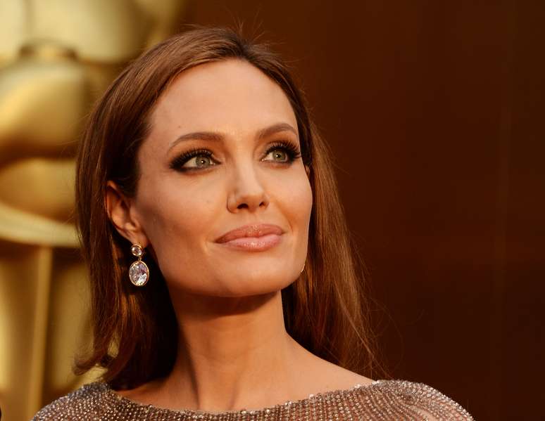 Angelina Jolie valoriza seus lábios com batom claro e cintilante