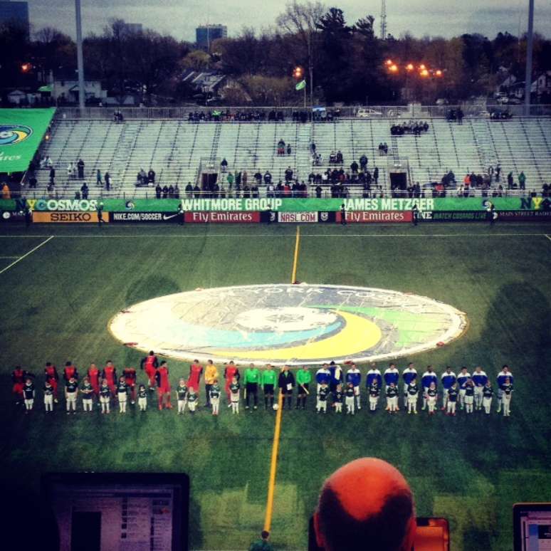 Equipes se alinham antes de partida pelo segundo escal&atilde;o do futebol dos Estados Unidos