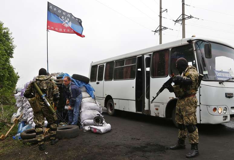 <p>Militantes pró-Rússia verificam bagagem de um passageiro próximo a Slovyansk, leste da Ucrânia, nesta quarta-feira</p>