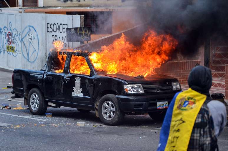 Grupo de jovens levantava barricada em uma rua próxima e, ao avistar o veículo estacionado, decidiu atear fogo à caminhonete
