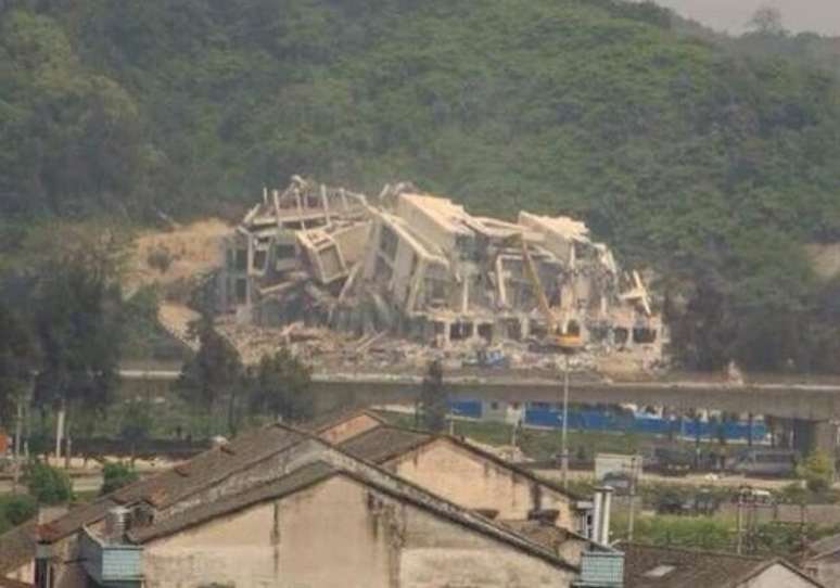 <p>Foto mostra a demolição da Igreja cristã de Sanjiang, na China</p>