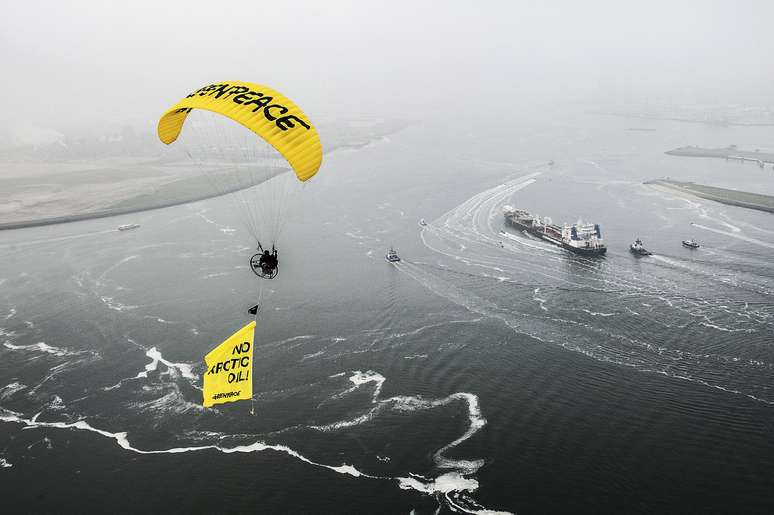<p>Segundo um fot&oacute;grafo da&nbsp;<em>Reuters, </em>os ativistas estenderam faixas com os dizeres "Nada de petr&oacute;leo do &Aacute;rtico" do navio russo</p>