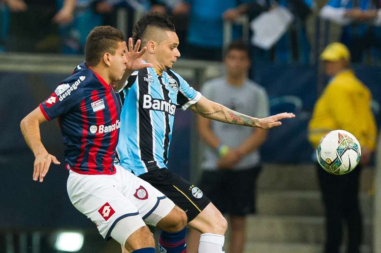 Par&aacute; e Correa disputam bola