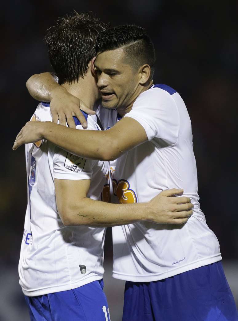 Dagoberto comemora com Samudio o segundo gol do Cruzeiro na partida