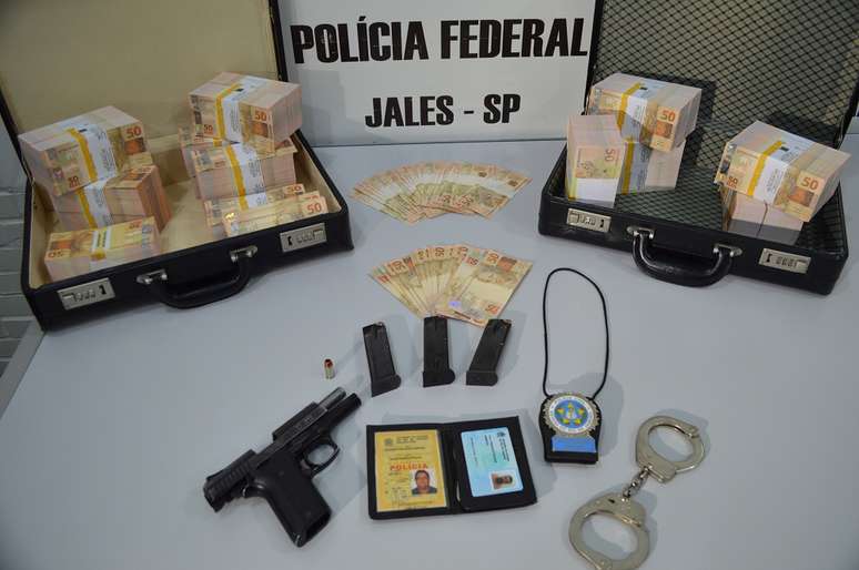 <p>Cédulas, arma e distintivo de Policial Civil apreendidos na operação</p>