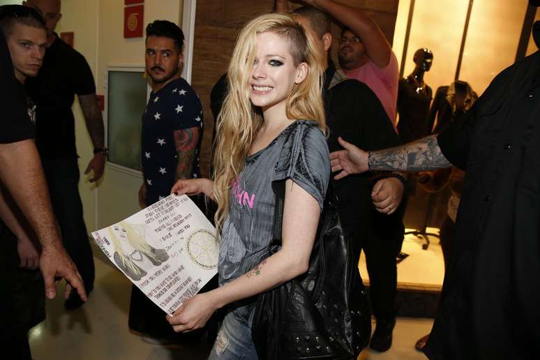 A cantora Avril Lavigne visitou a loja John John no Shopping Leblon, no Rio de Janeiro, nesta sexta-feira (5) 