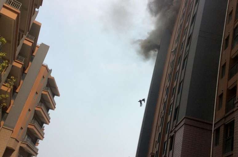 <p>Um homem que passava no momento do acidente capturou a queda dos dois bombeiros</p>