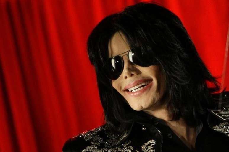 Pop Star Michael Jackson durante coletiva de imprensa em Londres. A primeira música do álbum póstumo do astro Michael Jackson estreou na quinta-feira à noite durante a premiação iHeartRadio, numa antecipação ao lançamento do disco, marcado para meados de maio. 5/03/2009.