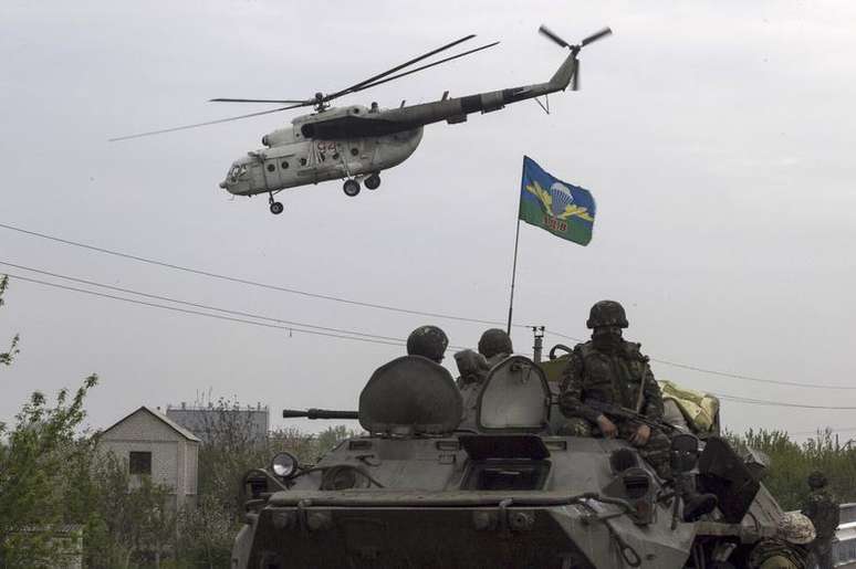 <p>Helicótero militar ucraniano sobrevoa área próxima a um posto de controle perto da cidade de Slaviansk, no leste da Ucrânia. Rebeldes pró-Rússia abateram dois helicópteros ucranianos em maio</p>