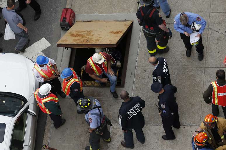 <p>Bombeiros e funcionários do metrô usaram saídas de emergência situadas nas calçadas para descer e retirar os passageiros</p>