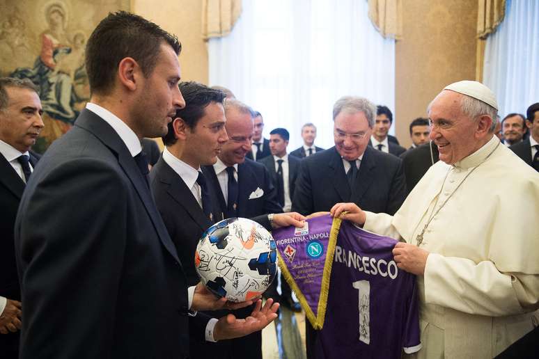 <p>Papa Francisco I recebeu Fiorentina e Napoli no Vaticano na v&eacute;spera da final</p>