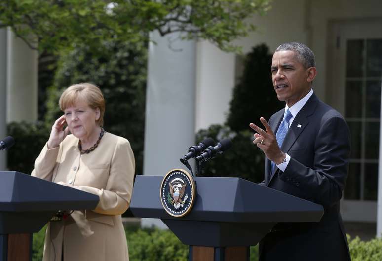 <p>Obama e Merkel participam de coletiva de imprensa conjunta no Jardim das Rosas da Casa Branca, em Washington, neste 2 de maio</p>