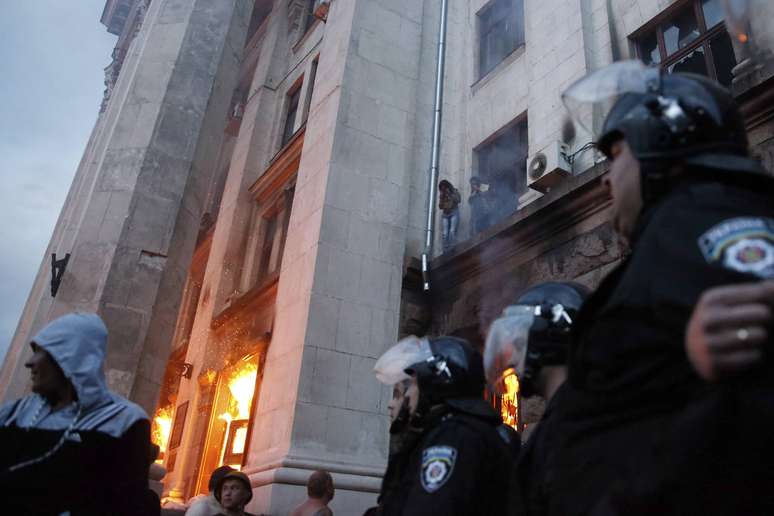 <p>Pessoas aguardam para ser resgatadas em prédio que pegou fogo após confronto entre ucranianos e manifestantes pró-Rússia</p>