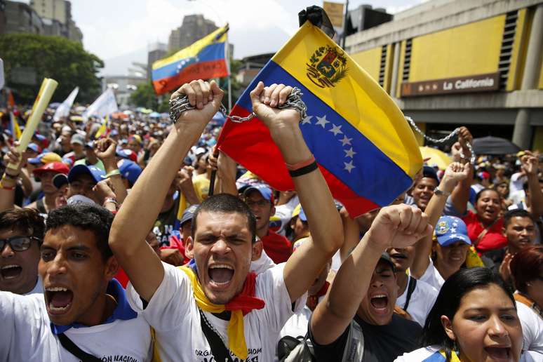 <p>Manifestantes anti-governo participam de&nbsp;manifesta&ccedil;&atilde;o em 1&ordm; de maio, em Caracas</p>