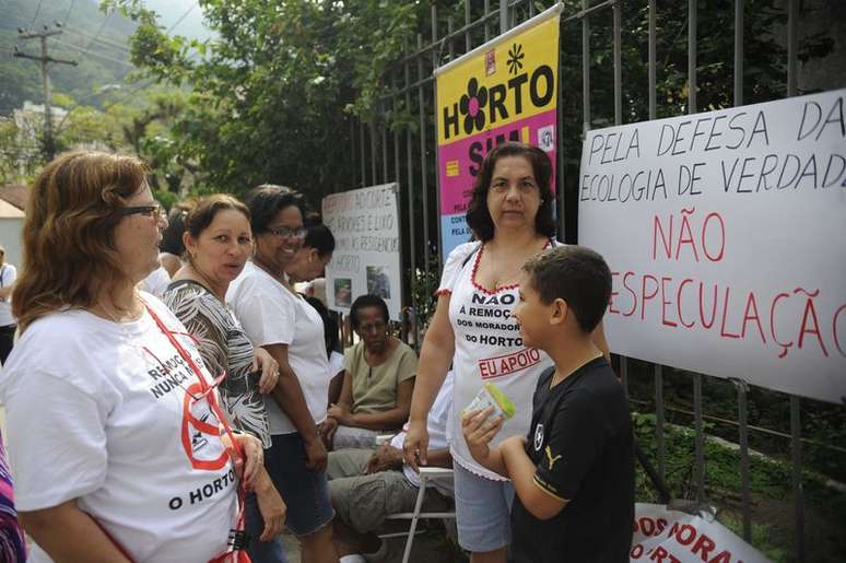 Um cartaz  colocado  no portão de entrada do estacionamento, na Rua Pacheco Leão, número 1.235, informa que o local pertence ao instituto