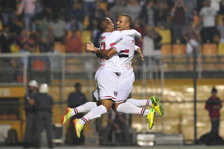 Ademílson e Luís Fabiano comemoram o gol de empate do São Paulo