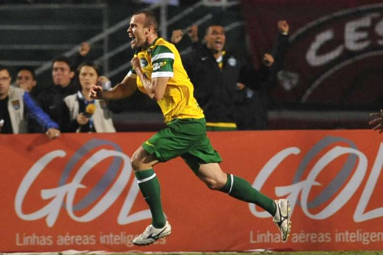 Chico festeja gol da virada do Coritiba