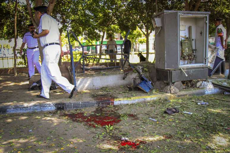 <p>Autoridades de seguran&ccedil;a eg&iacute;pcias inspecionam&nbsp;posto de seguran&ccedil;a de tr&aacute;fego&nbsp;atingido por um ataque a bomba no bairro de Heliopolis, no Cairo</p>