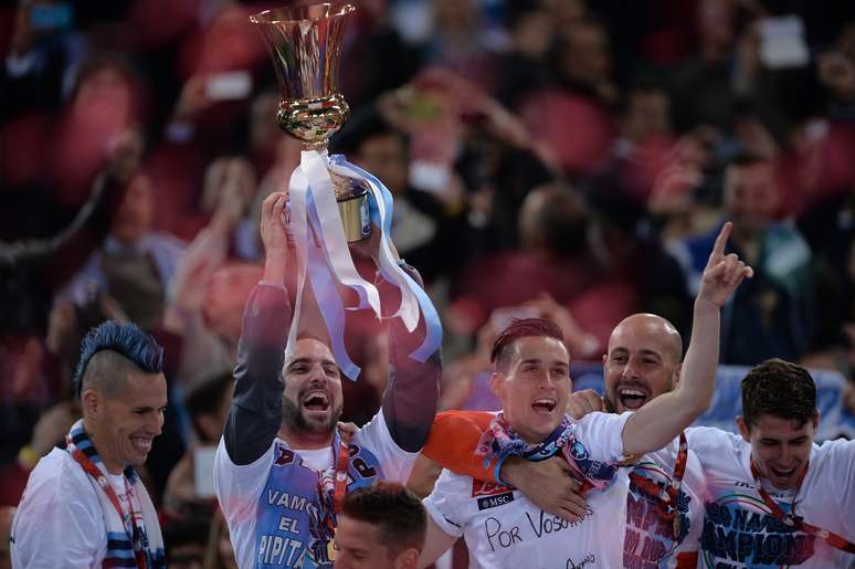 Time do Napoli comemora título da Copa da Itália com a taça