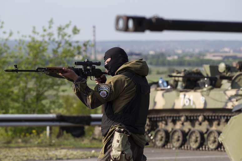 <p>Soldado ucraniano aponta sua arma para veículo que se aproxima de um posto de controle perto da cidade de Slaviansk, no leste da Ucrânia, em 3 de maio</p>