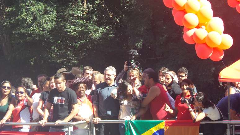 <p>Alexandre Padilha, ex-ministro da Saúde, desfila no trio elétrico da Central Única dos Trabalhadores (CUT), na Parada Gay 2014, em São Paulo</p>