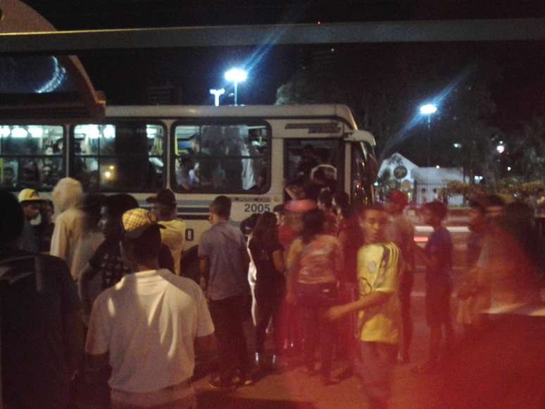 <p>Cerca de 100 jovens se envolveram no tumulto na noite de s&aacute;bado, 3 de maio</p>
