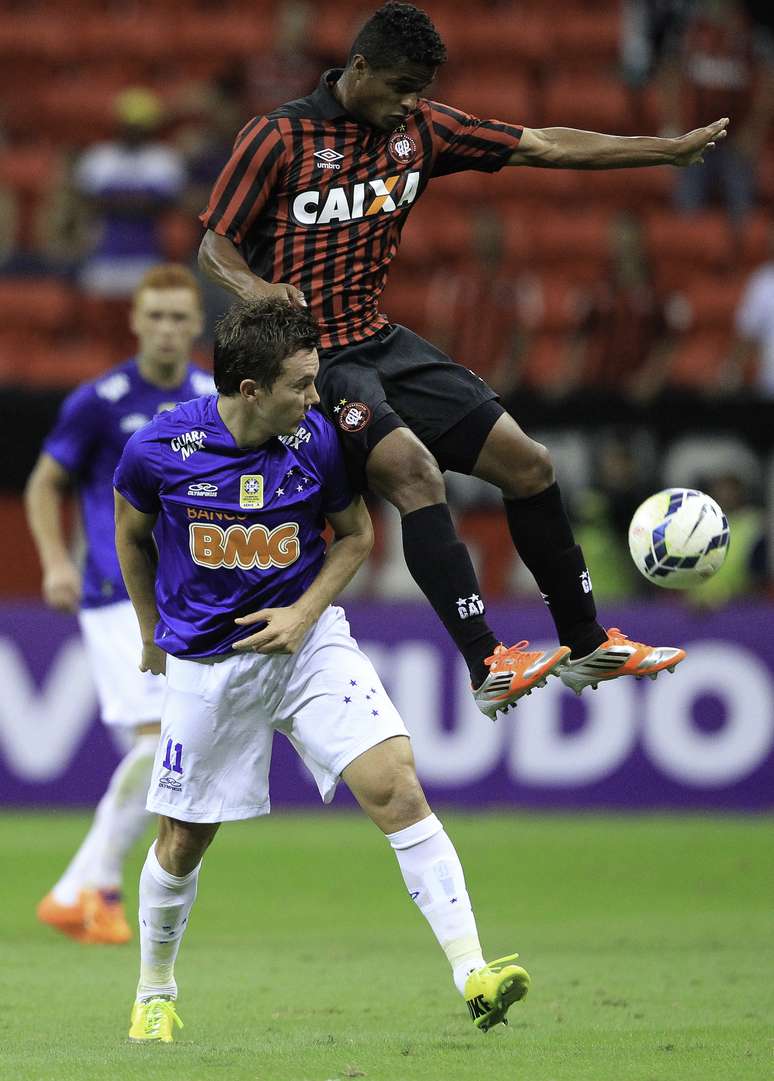 Mário Sérgio, criado na Ferroviária-SP, rescindiu contrato com o Atlético-PR neste ano e acertou com o Joinville