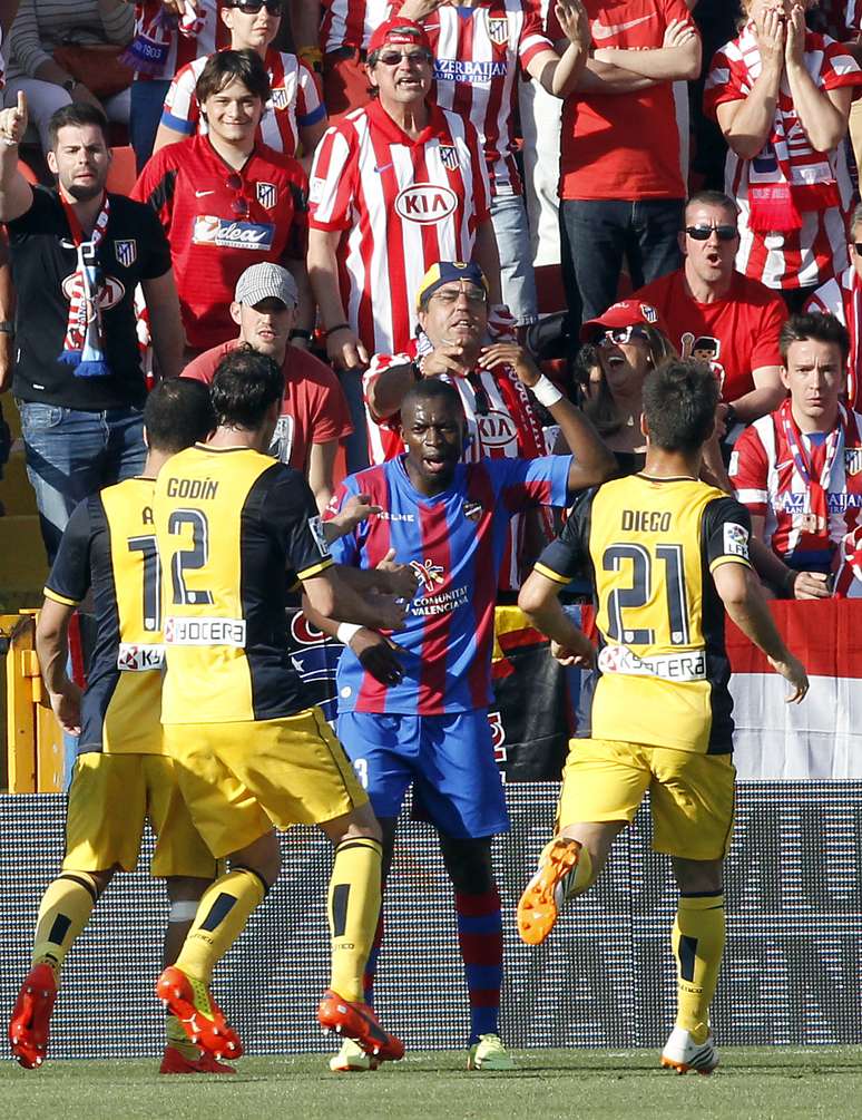 Ainda dentro de campo, Pape Diop se revoltou com a torcida adversária após a partida contra o Atlético de Madrid