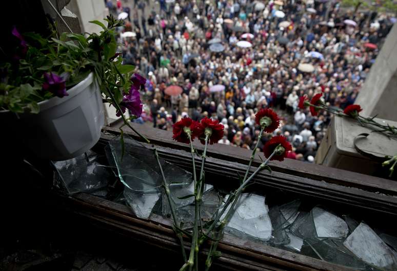 <p>Pessoas se re&uacute;nem em frente ao pr&eacute;dio sindical queimado&nbsp;em Odessa, neste domingo</p>