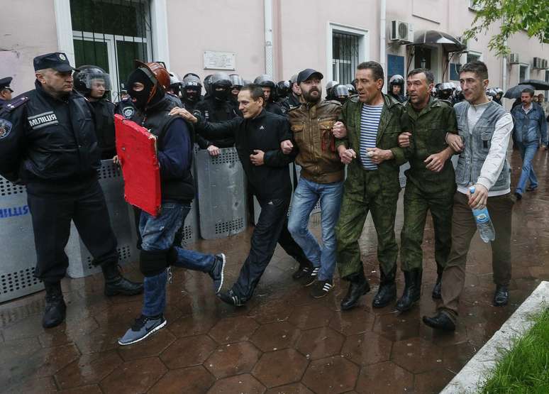 <p>Grupo de detidos sendo liberado pela polícia, em Odessa, neste domingo, 4 de maio</p>