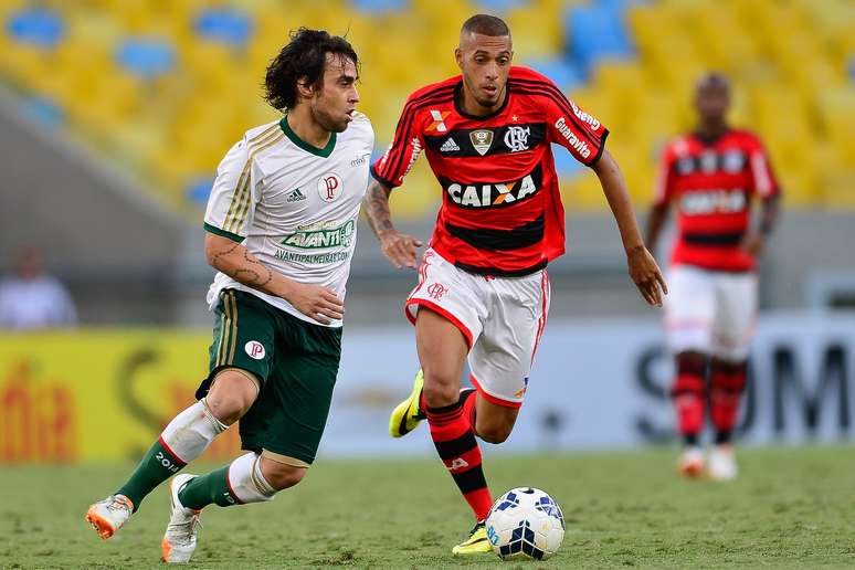 Valdivia e Paulinho disputam bola no Maracanã