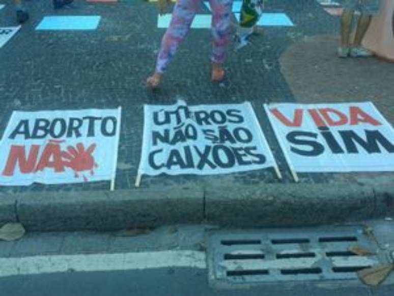 <p>Organização do Movimento confeccionou faixas e cartazes para os manifestantes</p>