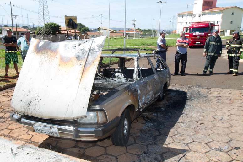Dentro do carro em chamas estavam dois corpos carbonizados