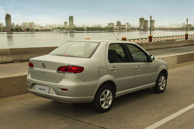 <p>Siena 2015 traz volante com regulagem automática</p>