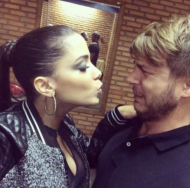 <p>Anitta foi rejeitada por um amigo e postou a foto. Na brincadeira, ela aparece dando beijinho e o amigo fazendo careta. "Te amo @fortesthiago! Amo estar com voc&ecirc; meu amigo lindo"</p>