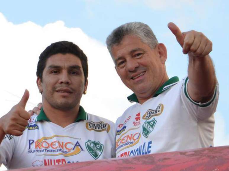 <p>Salvador Cabañas (à esquerda) e Irineu Alves Ferreira Filho (à direita): grande contratação do Tanabi para 2014 foi recebido com festa, mas voltou ao Paraguai e sumiu</p>