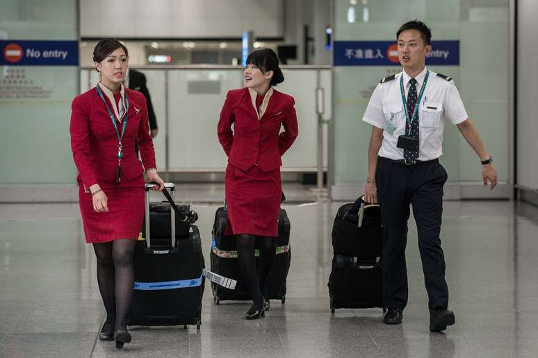 <p>As comissárias de bordo da Cathay Pacific reclamam que seus uniformes são muito justos e curtos</p>