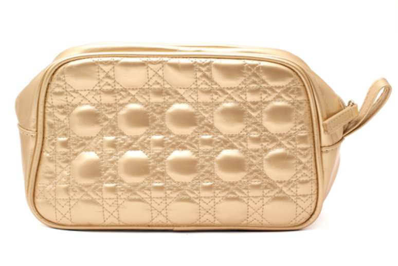 Um kit adequado &eacute; composto por quatro produtos fundamentais: creme dental, escova com cabe&ccedil;a pequena e cerdas macias, fio dental e enxaguante bucal sem &aacute;lcool