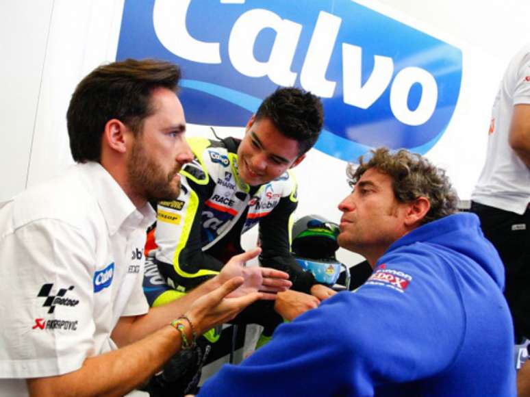 <p>Repassado &agrave; equipe campe&atilde; em 2013, Eric Granado (ao centro) tenta conquistar primeiros resultados de destaque; brasileiro pode ser o primeiro representante do Pa&iacute;s na MotoGP desde a aposentadoria de Alexandre Barros em 2007</p>