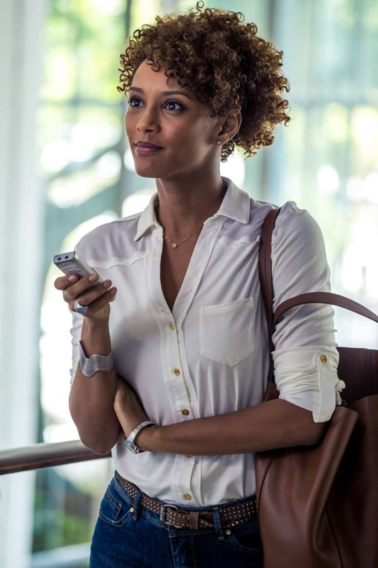 <p>Ver&ocirc;nica &eacute; vivida pela atriz Ta&iacute;s Ara&uacute;jo</p>