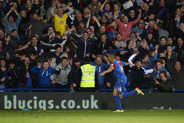 Reserva Gayle foi o her&oacute;i da partida para o Crystal Palace, marcando duas vezes no empate com o Liverpool por 3 a 3 em Selhurst Park