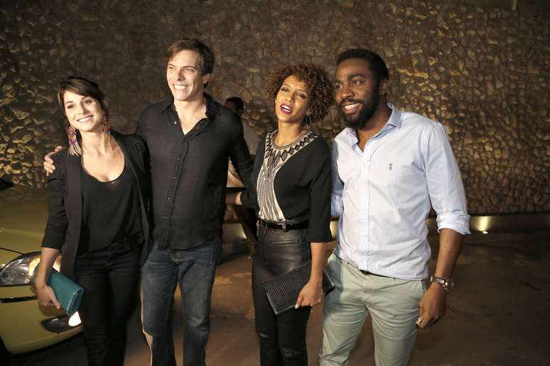 Elenco de Gera&ccedil;&atilde;o Brasil se encontra em churrascaria no Rio de Janeiro para assistir ao primeiro cap&iacute;tulo da nova novela da Globo que estreou nesta segunda (5)