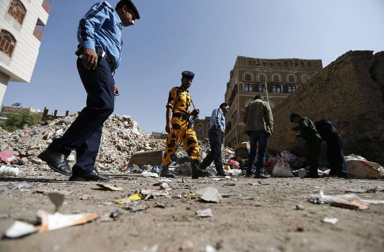 Ataque matou comandante do Exército; na imagem, oficiais observam área do crime